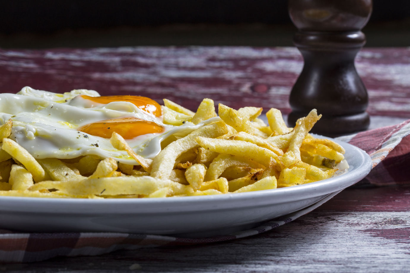 George's Steak House - Μπιφτεκούπολη - Τηγανητές πατάτες με αυγά μάτια.